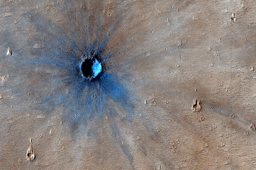 Cratère d'impact récent formé entre février 2005 et juillet 2005 / Credit : NASA/JPL/University of Arizona