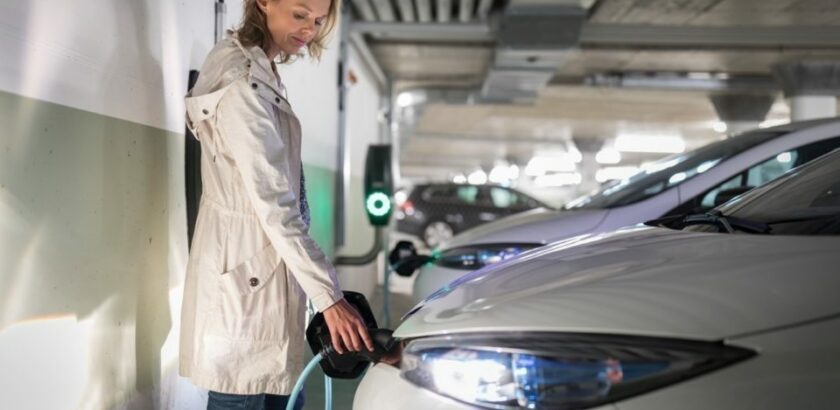 Voiture électrique en charge