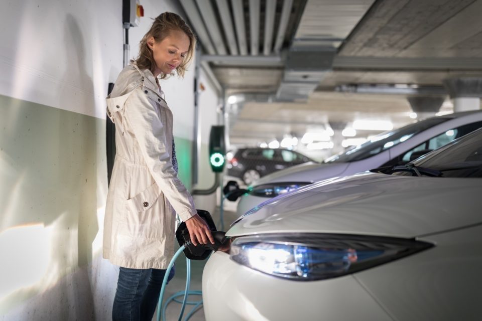 Voiture électrique en charge